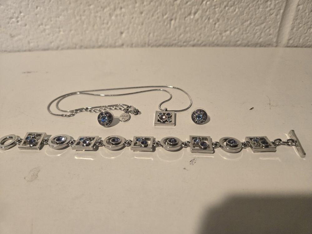 Womens Matching Necklace Bracelet And Earings Used Nice Condition